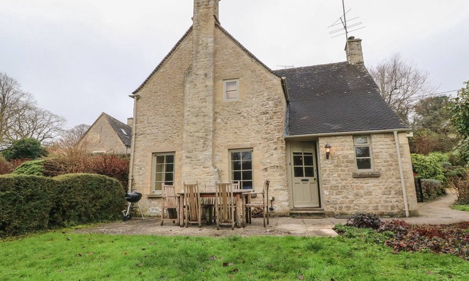 Chedworth Cabaña | CASA DE PRIMAVERA, admite mascotas, con chimenea en Bibury, Ref 988802