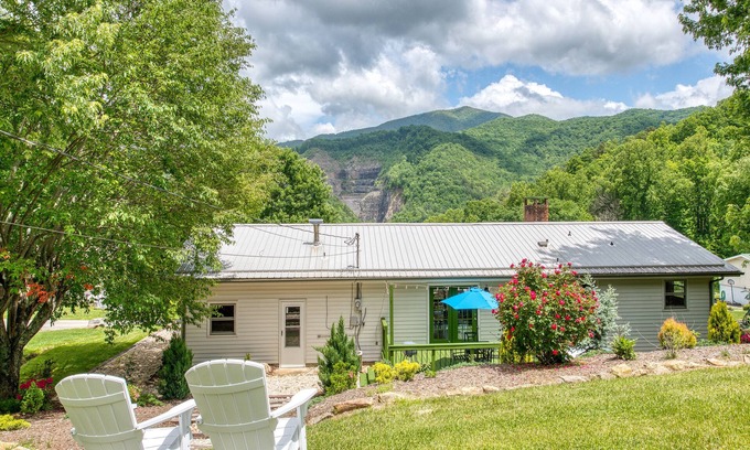 Waynesville Casa | Spring* Country Living w/Mountain Views, Creekside