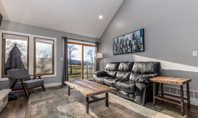 The Galena Territory Condominio | Spring Creek Sanctuary 2BR Villa – Fireplace, Deck & Owners’ Club Access