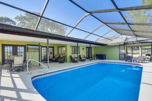 Spring Hill Casa | Spring Hill Home with Pool, BBQ Grill and Outdoor TV!