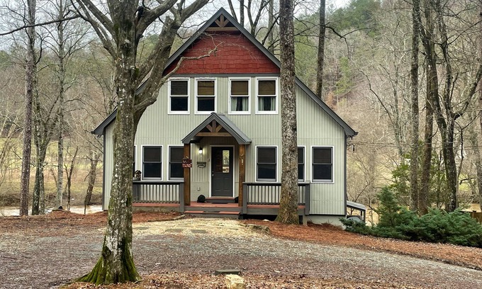 Ellijay Cabina | Spring is coming and so is the warmer temps.Spend it in nature and on the River!