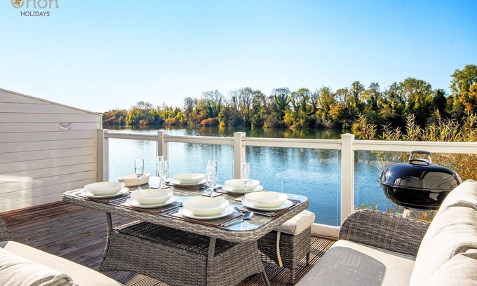 South Cerney Casa | Spring Lake 52, Eider Lodge (P) - Lakeside Holiday Cottage