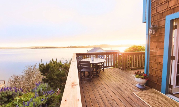 Bodega Bay Cabaña | Spring Lily! Amazing View! Hot Tub! Serene house & WiFi in beautiful Bodega Bay