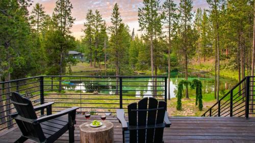 Sunriver Casa | Spring River Retreat Waterfront Luxury w Hot Tub Game Room Near Bend