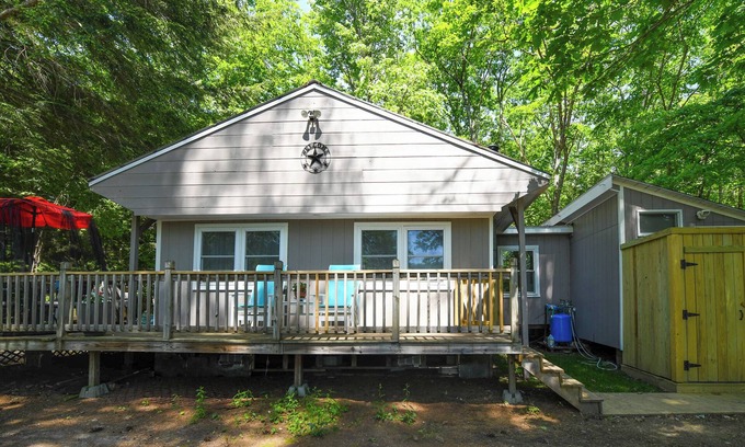 Bridgton Cabaña | ** SPRING SPECIAL ** Charming 3-Bedroom Cottage Overlooking Foster Pond