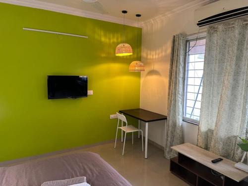 Mundhwa Apartamento | Spring Studio Apartment Opp Passport Office with AC Balcony WiFi Kitchenette