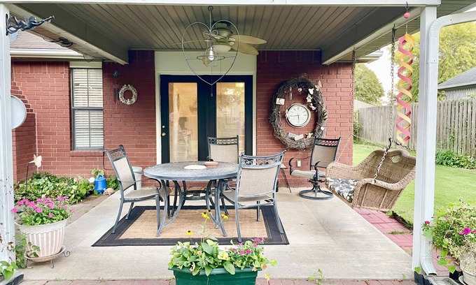Springdale Casa | Springdale gem, centrally located, covered patio