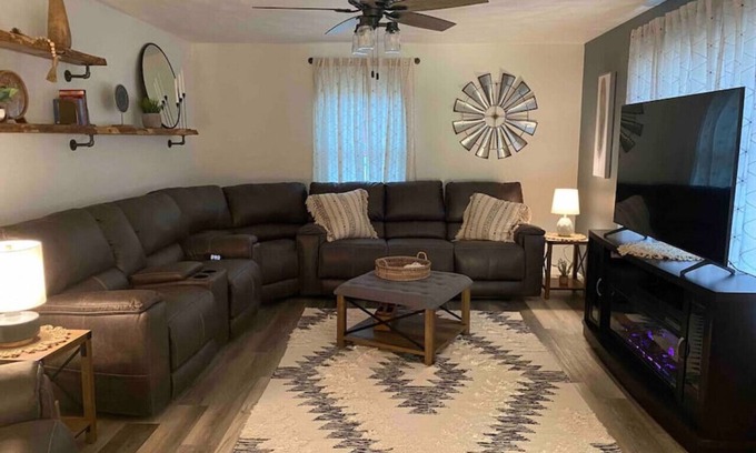 Normalville Apartamento | Springfield House · Holiday Gatherings SevenSprings Ohiopyle Game Room Hot Tub
