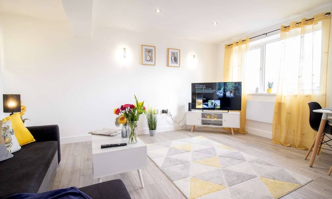 Swindon Apartamento | Springfield Serviced Apartment - 2 bedrooms, sleeps 5, Free WIFI, Netflix & Parking