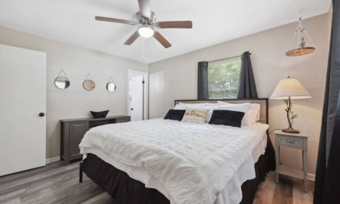 Crystal River Casa | Springs Adventure. Pool Table, Fire Pit, Boat parking, Kayaking, Fishing, Trails