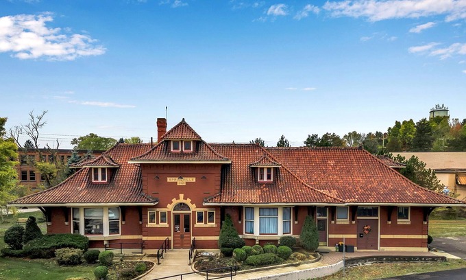 Springville Apartamento | Springville Depot Inn - Suite with Private Yard!
