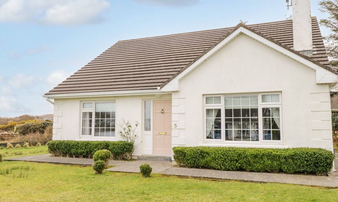 Louisburgh Cabaña | SPRINGWOOD COTTAGE, family friendly in Louisburgh, County Mayo