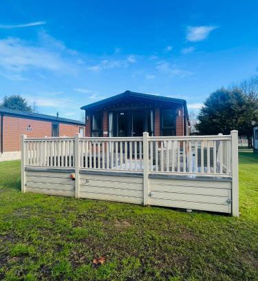 Allerthorpe Casa | Springwood Lodge with Hot Tub