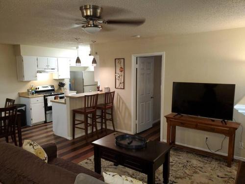 Springwoods Apartamento | Springwoods Home 3BR 2BA Parking Pet Stays Free