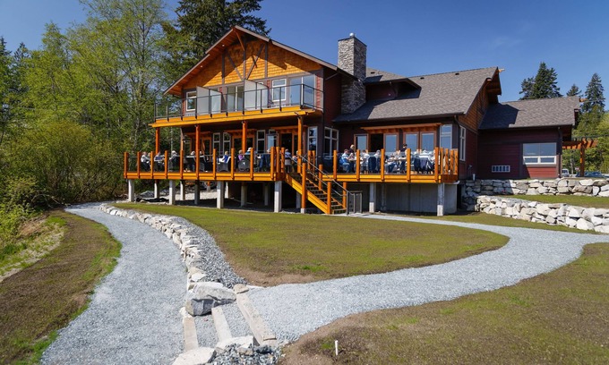Sproat Lake Hotel | Sproat Lake Landing Resort