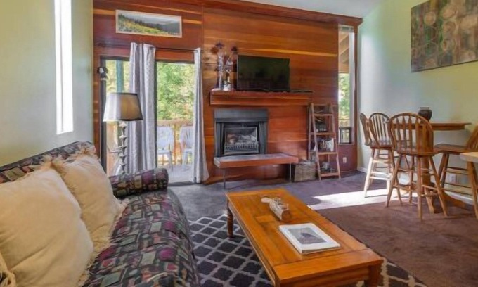 Kingswood Estates Cabina | Spruce by Avantstay The Eagles Nest! Central Northshore Location!