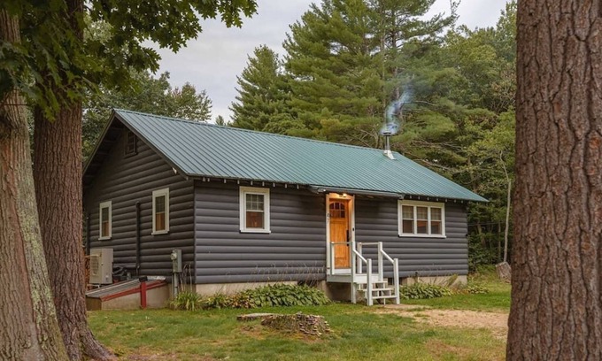 Eliot Cabina | This cabin is a 2 bedroom(s), 1 bathrooms, located in Eliot, ME.