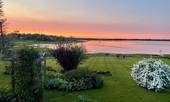 Corran Ban Casa | Spruce Cove Retreat 2 separate spaces in one! Main and guest house. Pet friendly