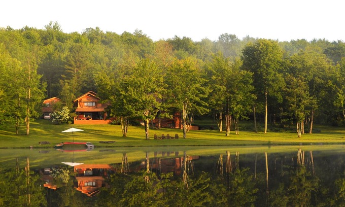 Bovina Center Casa | 'Spruce Lake Farm' finca de troncos de 56 acres en un lago privado de 7 acres en Catskills.