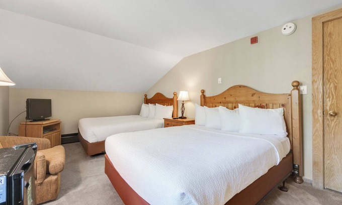 Copper Mountain Village Apartamento | Spruce Lodge Hotel Style Room with 2 Beds #492 by RedAwning