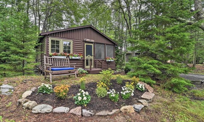 Boothbay Harbor Cabaña | 'Sprucewold' Boothbay Harbor Cottage w/ Deck