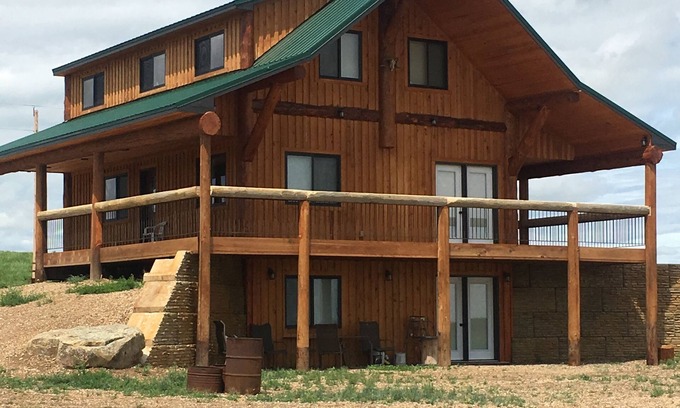 Newell Cabina | Spur Creek Lodge on the prairie - Buffalo and longhorns