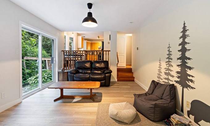 Squamish Casa | Squamish Outdoor Retreat with great location, views and outdoor space.