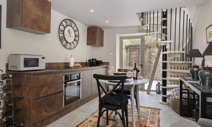 Tetbury Apartamento | Squirrel Cottage is a perfect romantic getaway for two, having been lovingly renovated and fully mod