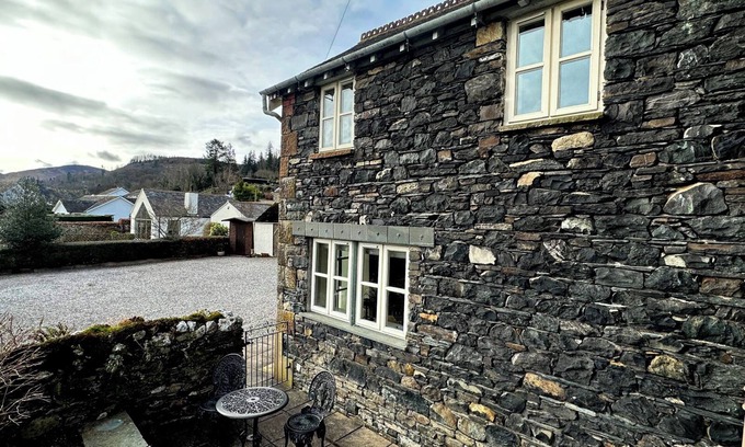 Thornthwaite Cabaña | SQUIRREL COTTAGE, pet friendly, with open fire in Thornthwaite
