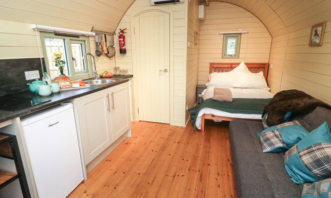 Sutton-in-Craven Cabaña | SQUIRREL, pet friendly, character holiday cottage in Cross Hills