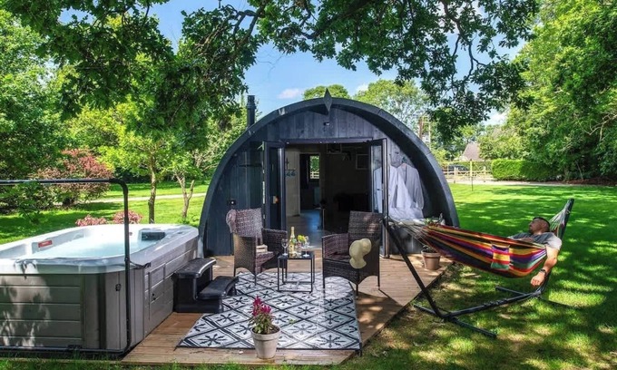 Malmesbury Cabina | Luxury Glamping with a Hot Tub in The Cotswolds