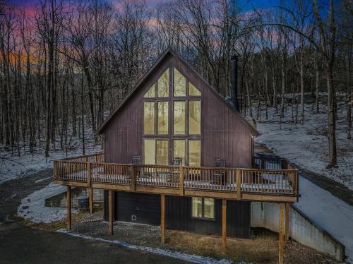 Berkeley Springs Chalet De Esquí | Sqyrls Nest - Hot Tub, Pet Friendly, Screen Porch, Grill, Wifi, Fire Pit, Deck, View, Family Friendly, Game Room, Shuffle Board, Wood Stove