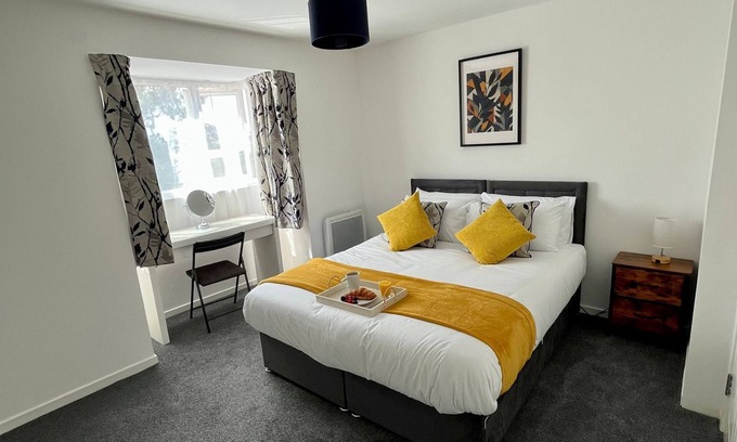 Colchester Apartamento | St Andrews Gardens – Modern 2-Bed Flat with Town Views & Parking in Colchester