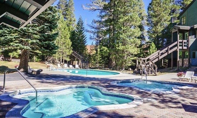 Mammoth Lakes Condominio | St. Anton Wooded View 2-bedroom Condos w/ Ski Lockers