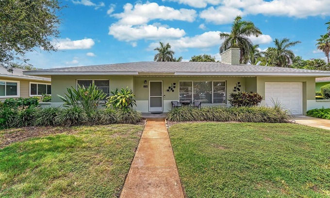 Saint Armands Key Casa | St Armand’s charmer with 3 bedroom, 2 bath Plus Sunroom. Minutes to Lido Beach