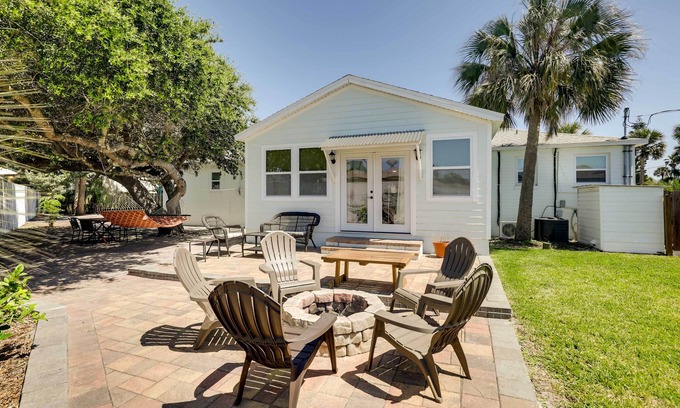 St. Augustine Beach Cabaña | ¡NUEVO! Cabaña costera con pozo de fuego + patio junto al océano