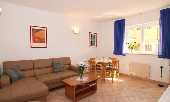 Brulo Apartamento | St. Barbara - apartamento agradable en buena situación social de Porec