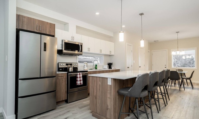 Winnipeg Casa | St. Boniface + Elegant 3 Bdr + Parking (16)