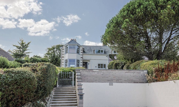 Charmouth Cabaña | ST HELENA, pet friendly, country holiday cottage in Charmouth