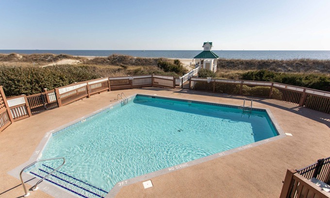 St. James Condominio | St James Condo near Pub, Pool, and Marina.