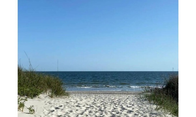St. James Condominio | St James Efficiency with Pool/15 min to Oak Island Beach!