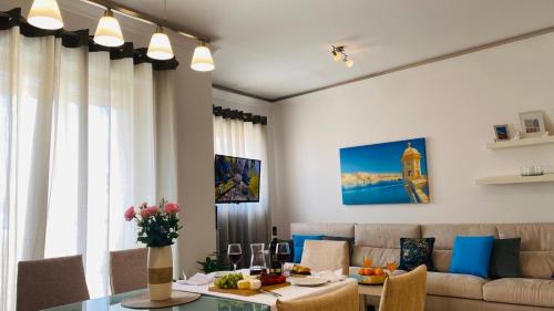 Ta' Giorni Apartamento | St Julians Cute Holiday Apartment with side seaview