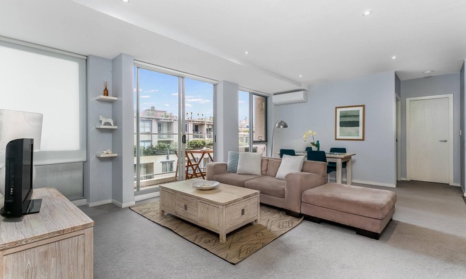 St. Leonards Apartamento | St Leonards- TRNT2 - Albany Street - Spacious 2BR with Sunny Balcony, Parking Walk to Cafes