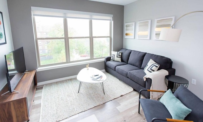DeBaliviere Place Apartamento | St Louis Designer 2BD 2BA Forest Park Apartment