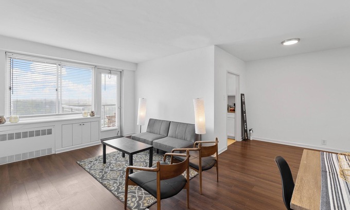 Demun Casa | St. Louis Gem: Cozy 1BR with Balcony & Top Amenities!