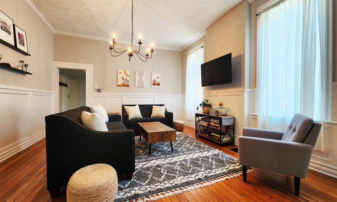 Benton Park Casa | St. Louis Modern Retreat- sleeps 12-Family Friendly-Convenient Location