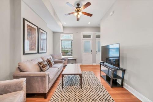 St. Louis Casa | St Louis Tower Grove Two-Story Townhome Perfect for Groups Side B