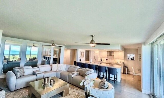 Pelican Bay Condominio | ¡Que vista! Vistas desde esta unidad de piso 20 totalmente renovada !!