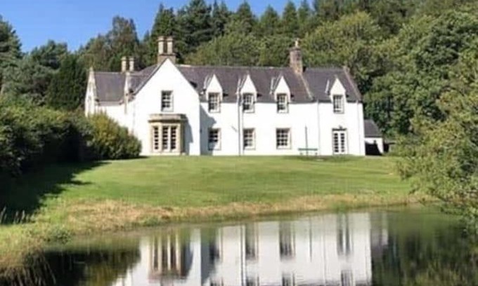 Fochabers Casa | St Marys Farmhouse - Traditional Country Farmhouse with Open Fire