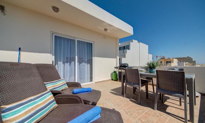 Bugibba Apartamento | St Paul's Bay Penthouse with Views